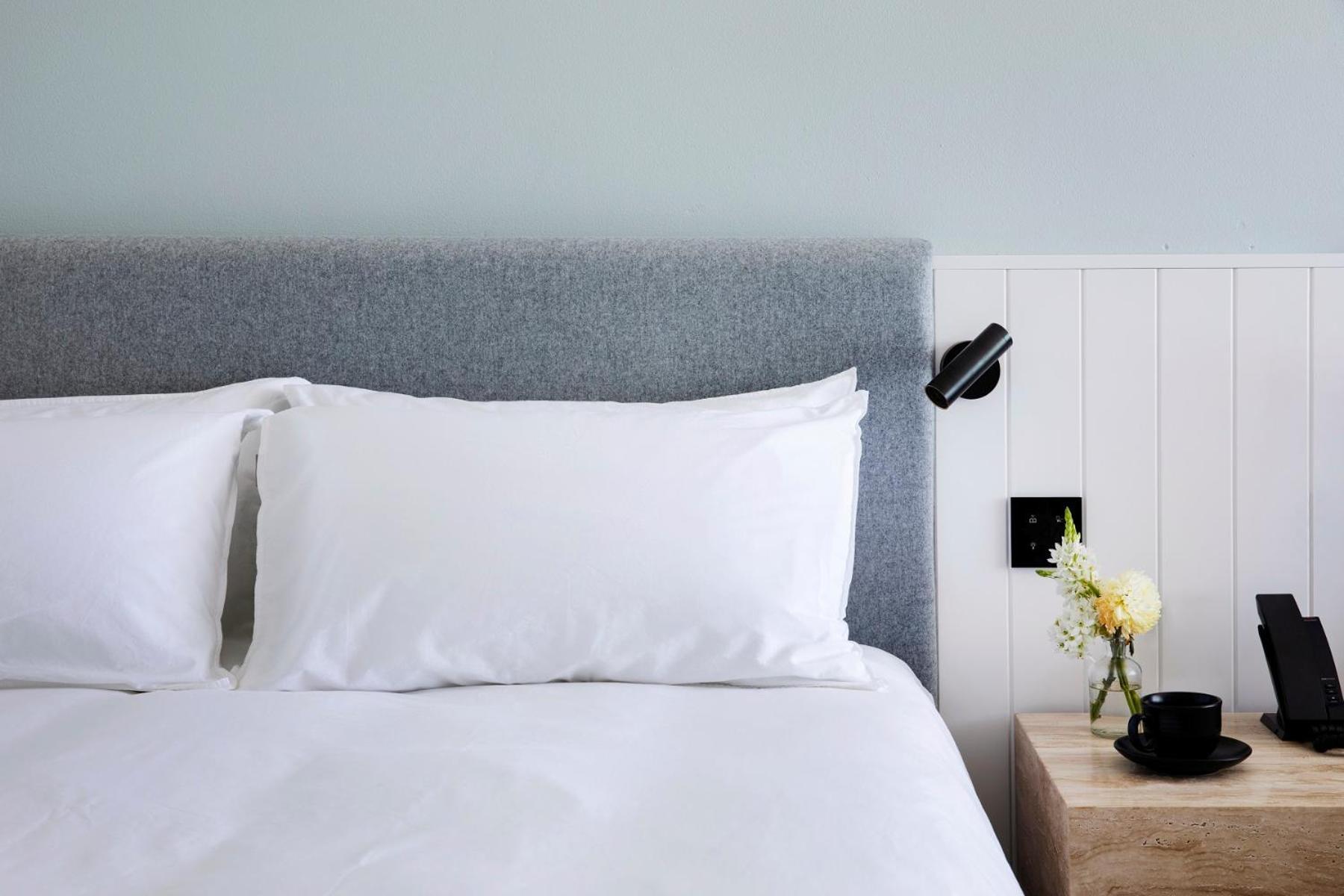 Manly Pacific Sydney Mgallery Collection Buitenkant foto A bed with two pillows